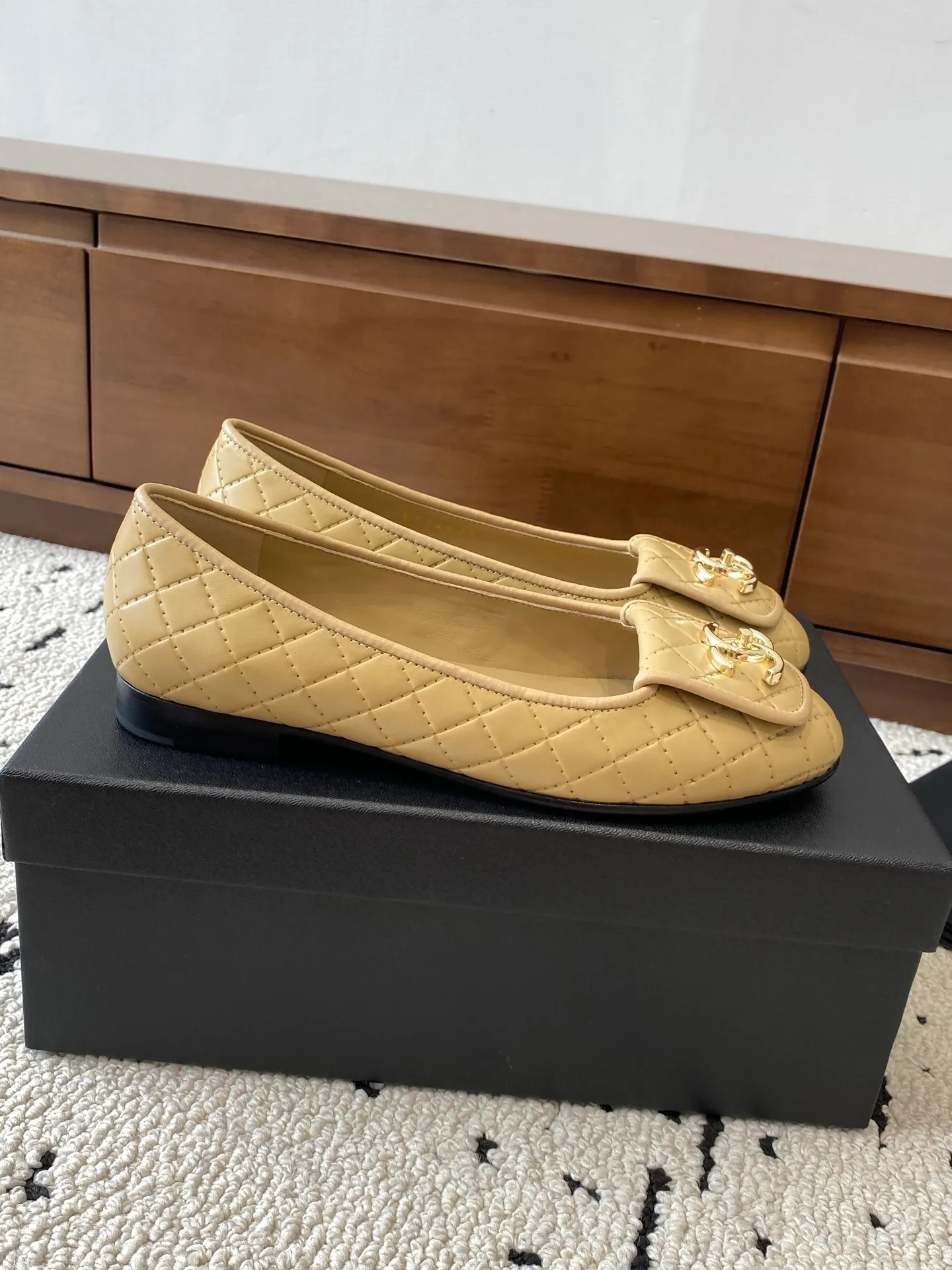 👟👟Ex-factory price 580👟👟 🍀CHANEL2025 new autumn and winter style, Mary Jane leather Chanel Xiaoxiang C home flat shoes Comfortable Mary Jane shoes Catwalk haute couture customization, simple yet sweet and playful Solid color fabric is refreshing and easy to wear Buckle design shoes are more heeling Upper: Customized sheepskin Inner foot pad: sheepskin Sole: Italian genuine leather sole Code number: 35-40 (40 customized items are non-refundable) 👉 👉